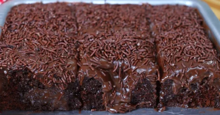 Bolo de Chocolate Rápido e Fácil Com Cobertura de Chocolate