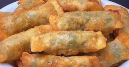 Massinha Deliciosa Misturando Farinha e Água Quente